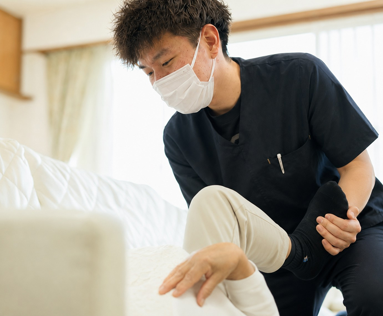 リハビリの施術をしている男性