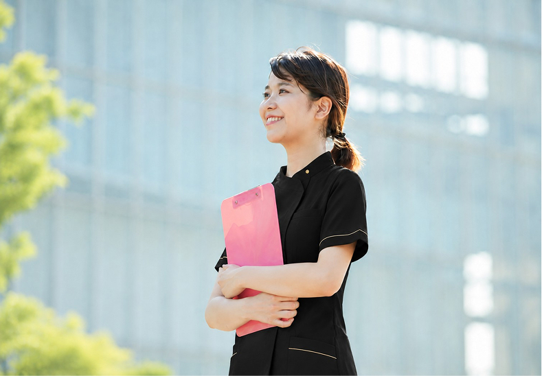 景色を見ている女性