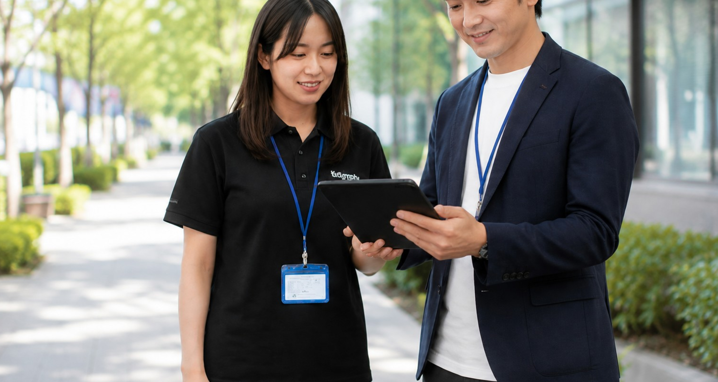 男性と女性が会話をしている様子