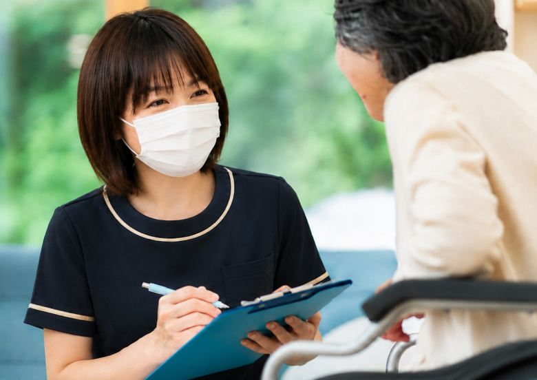 男性と女性が会話をしている様子